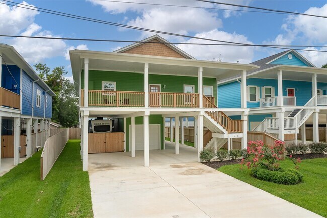 Building Photo - 213 West Dr