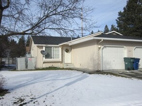 Building Photo - 1909 E Park Ln