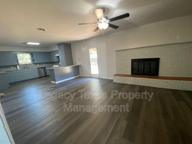 Foto del edificio - 211 S Nolan River Rd