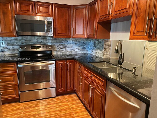 Foto del edificio - 706 Gardens Dr