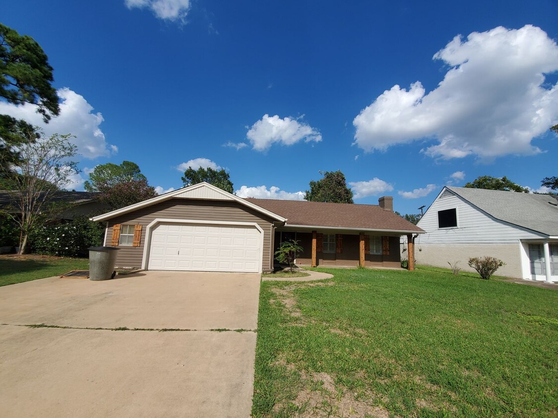 Foto principal - Bryan - 3 Bedroom 2 Bath Home with garage ...