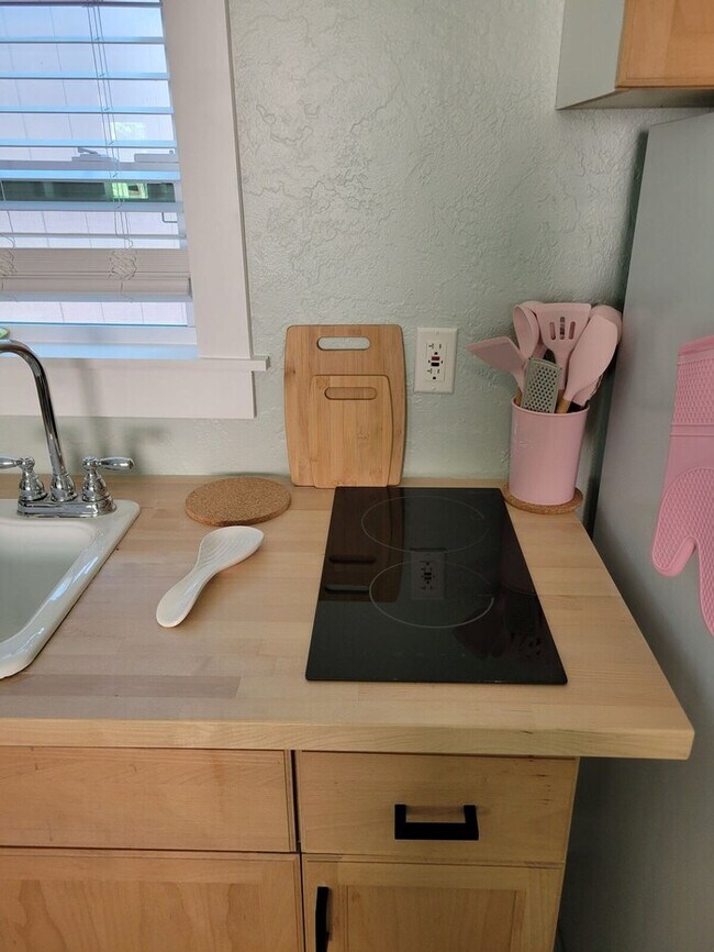Building Photo - Oakwood Unit C  Studio