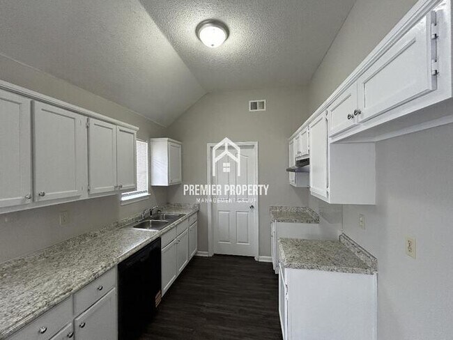 Foto del edificio - 6232 Ravenwood Lake Dr E