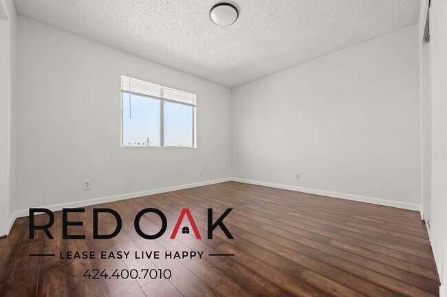 Building Photo - Recently Renovated, Spacious One Bedroom w...