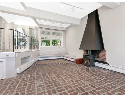 Building Photo - 40 Dummer St