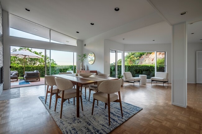 área de comedor - 8811 Rising Glen Pl