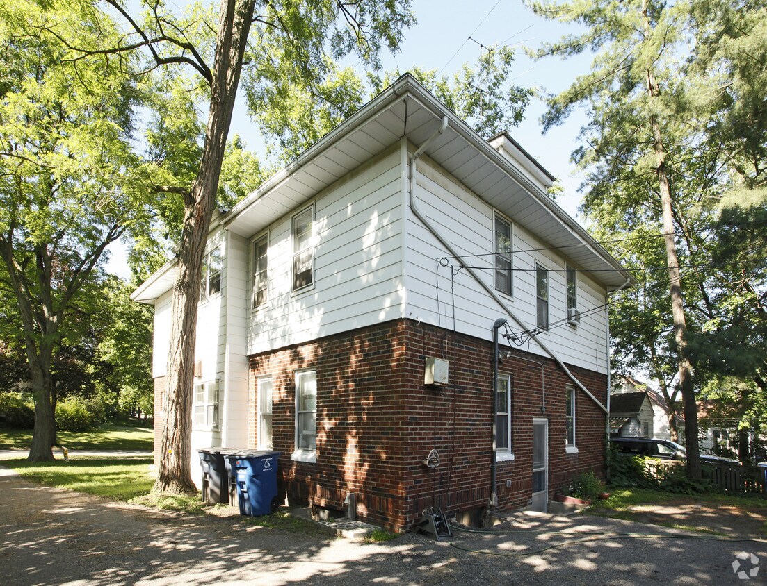 Building Photo - 605 W Hoover Ave