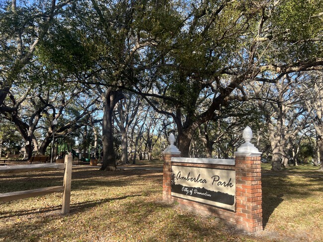 Foto del edificio - 1570 Greenwood Dr