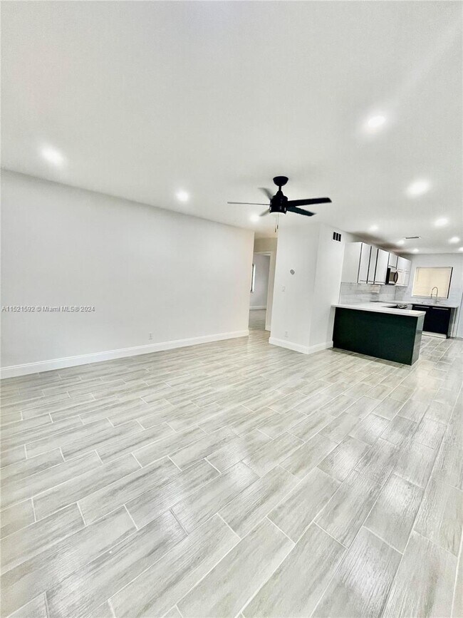 Building Photo - 2300 SW 18th Terrace