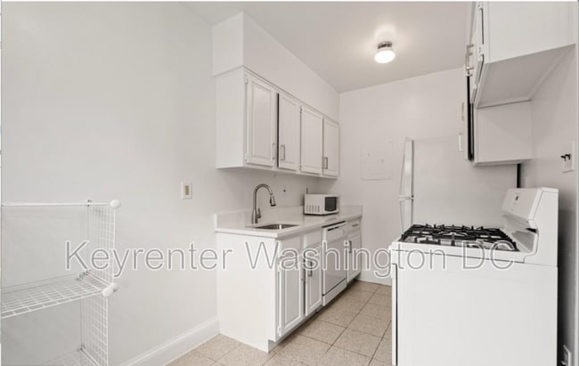 Foto del edificio - 4491 MacArthur Blvd NW