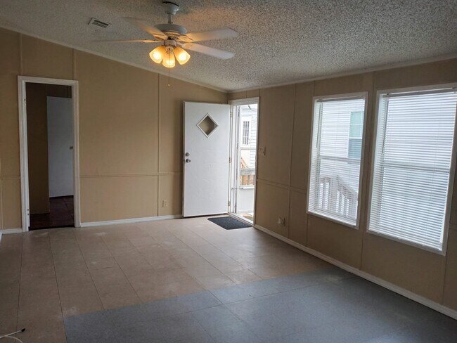 Foto del edificio - 9901 E Fowler Ave