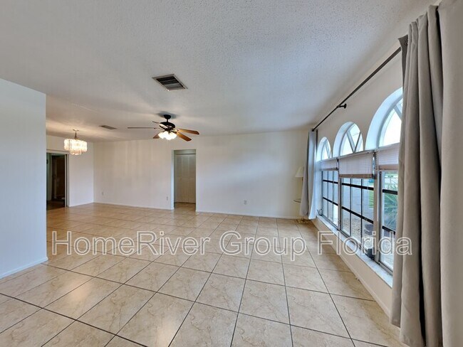 Building Photo - 2496 Beacon Dr