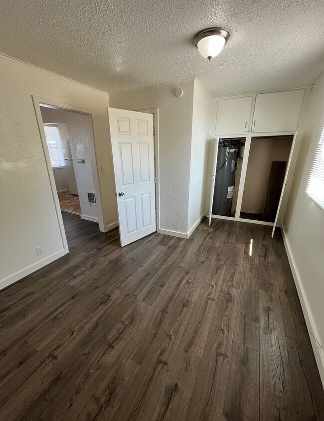 Building Photo - 1 bedroom move-in ready!!
