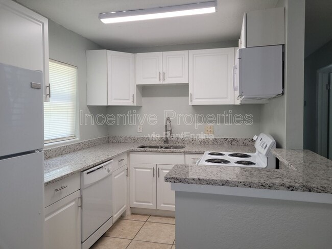 Foto del edificio - 7803 Mandarin Dr