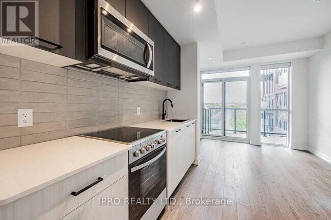 Photo du bâtiment - 2300-2300 St Clair Ave W