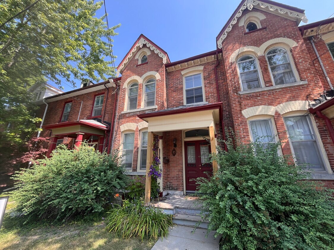 Photo principale - Charming 4-Bedroom + loft Victorian Home i...