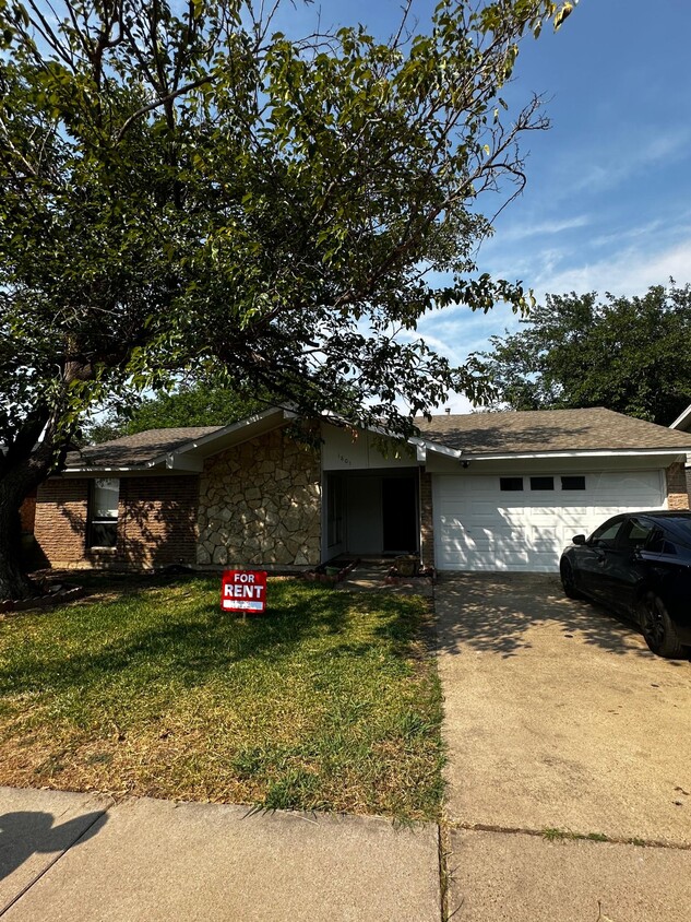 Primary Photo - 1807 Elmwood Ln