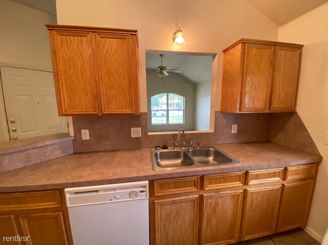 Foto del edificio - 3 br, 2 bath Duplex - 904 Crymes Ln B