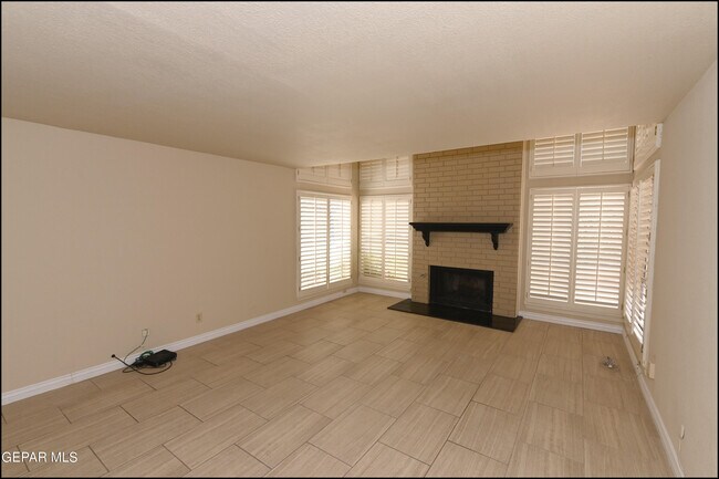 Foto del edificio - 513 Tawny Oaks Pl