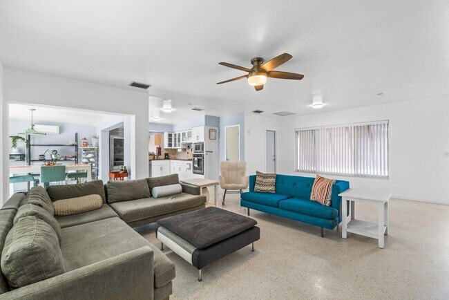 Building Photo - 1080 SW 13th St