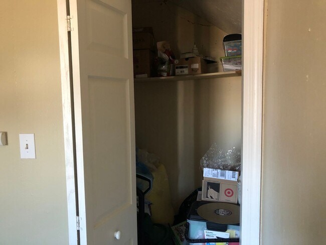 Building Photo - AVAILABLE JUNE - 2 BED 1 BATH