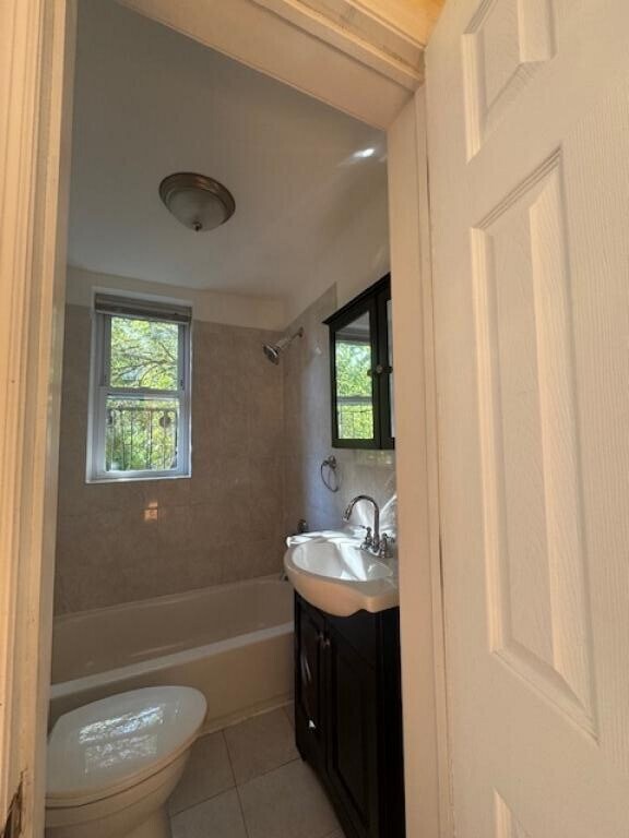 Foto del edificio - 169 Christopher Columbus Dr