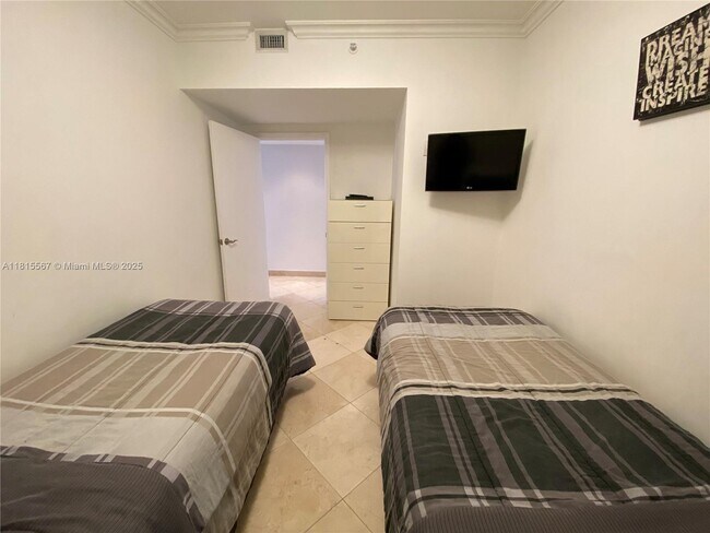 Foto del edificio - 4779 Collins Ave