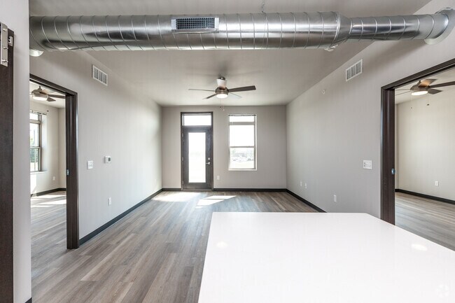 2 habitaciones, 2 baños - 958 pies cuadrados - Sala de estar - Brick Towne at Kettlestone