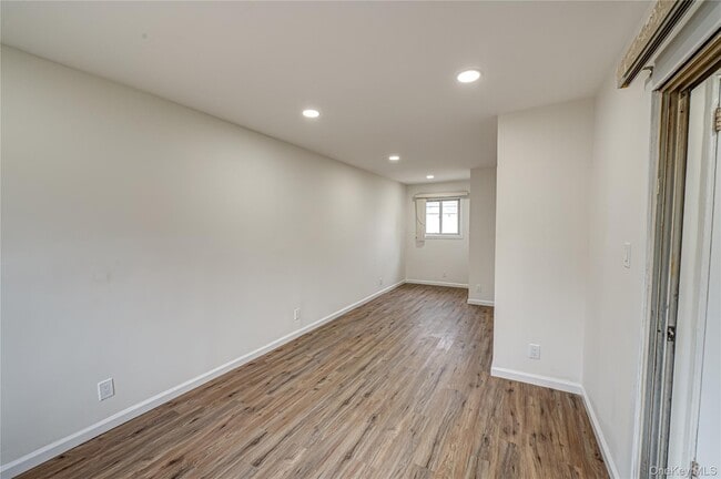 Building Photo - 10 Gerhard Rd