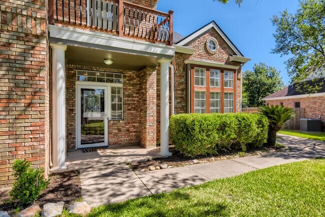 Foto del edificio - 4BD/3BA HOME IN SHADY HOLLOW ON CUL-DE-SAC!