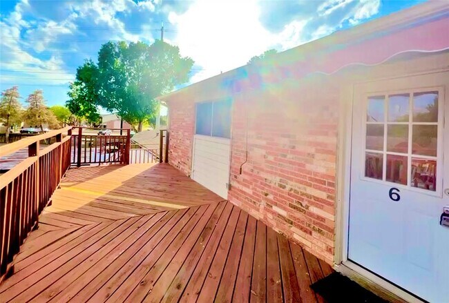 Foto del edificio - 1300 Eagle Lake Rd