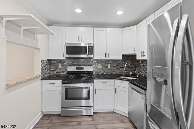 Building Photo - 24 Amberly Ct