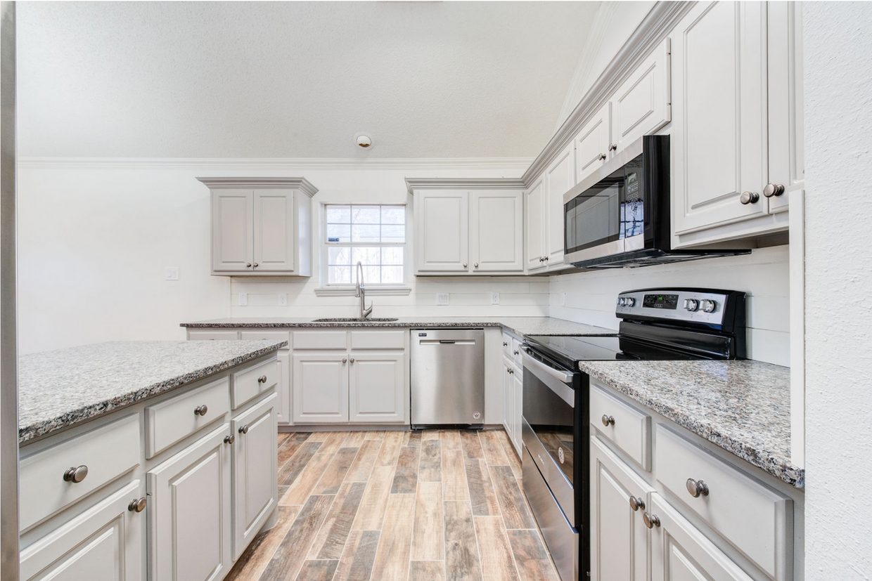 Primary Photo - Stunning 3 bedroom 2 bathroom home in Sout...