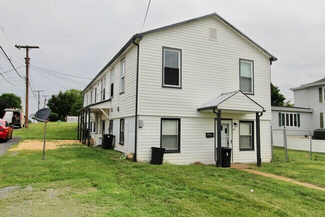 Foto del edificio - New lower price – Fully Renovated 2 Bed / 1 Bath Apartment in Elkton