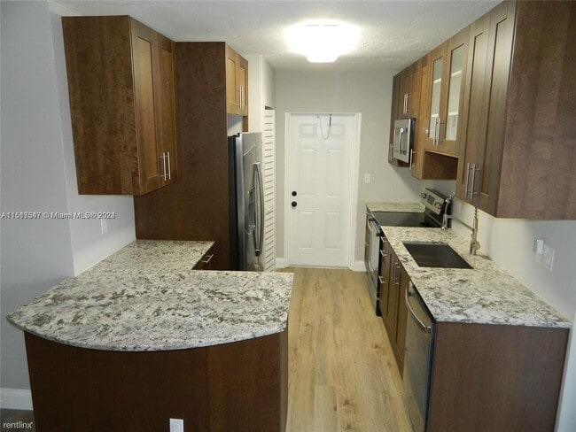 Foto del edificio - 3 br, 2 bath House - 321 NE 58th St