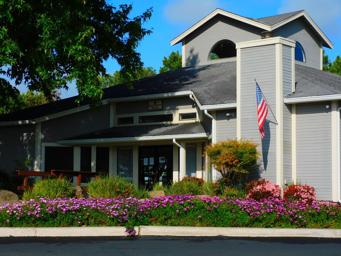 Creek Park Village 55+ Senior Community Apartments in Clovis, CA