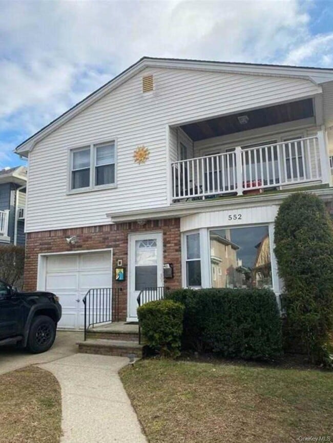 Building Photo - 552 E Walnut St