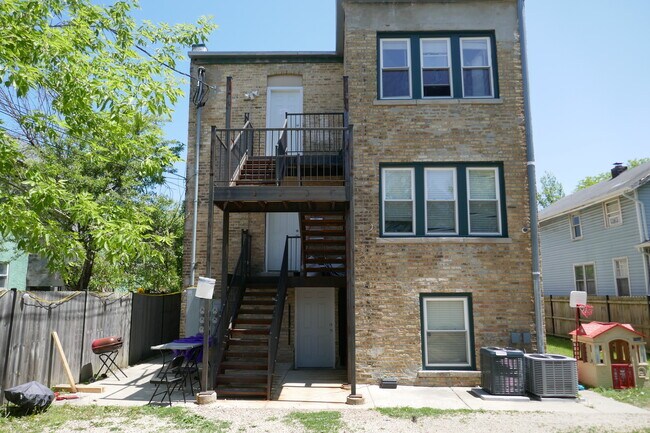 Foto del edificio - 1832 Dodge Ave