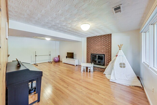 Building Photo - 3 bedroom/2 bath Light Filled Home Located in a Quiet Cul-de-Sac