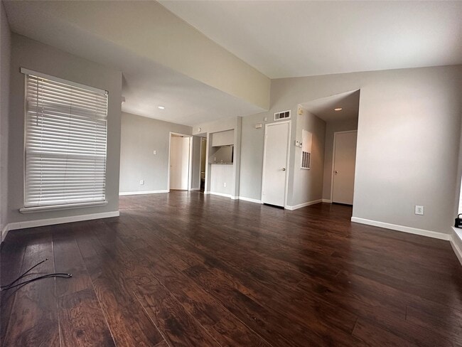 Building Photo - 2025 Augusta Dr