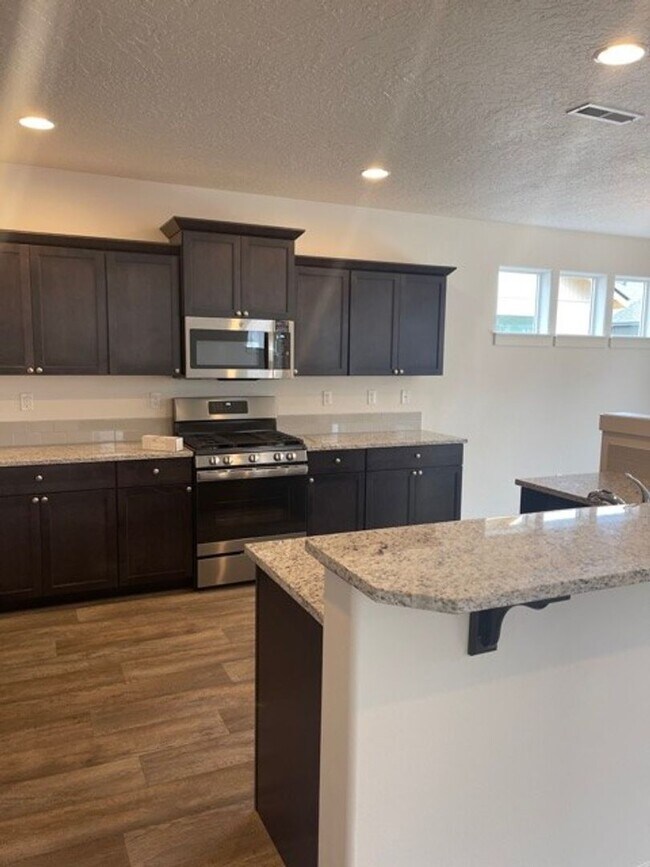 Foto del edificio - Newer build in Redmond with bonus room and...