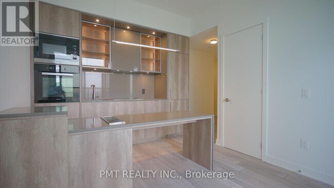 Building Photo - 11 Yorkville Ave