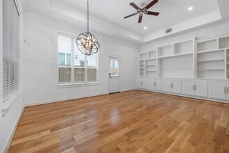 Building Photo - 902 W 20th St