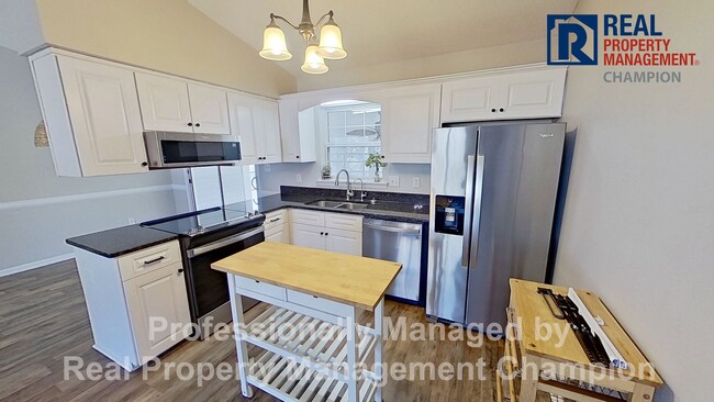 Building Photo - 3 BD/2 BA Home with Fenced Yard & Attached Garage