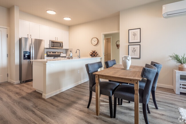 2BR, 2BA - 999SF - Marquam Heights