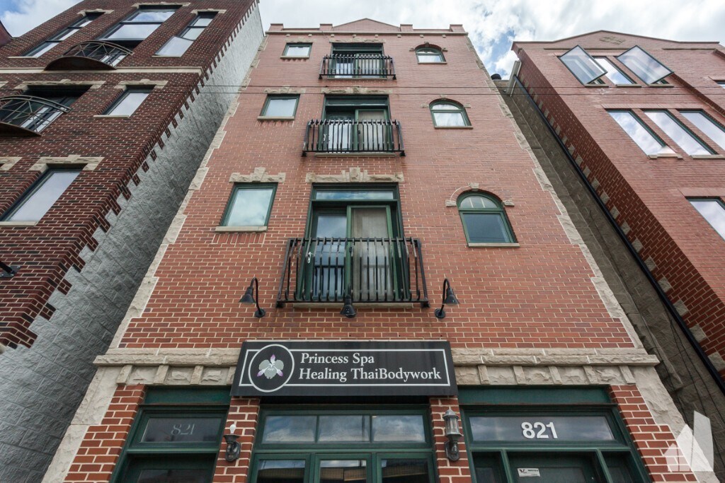 Primary Photo - 821 N Milwaukee Ave