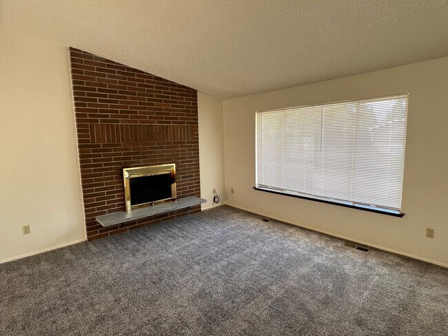 Foto del edificio - Super Clean Split Level Home with Huge Yard!