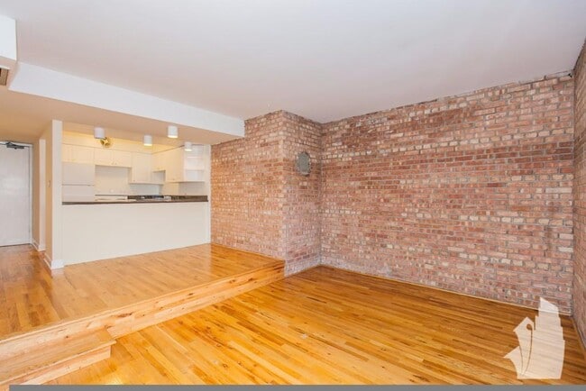 Building Photo - 1 bedroom in Chicago IL 60610