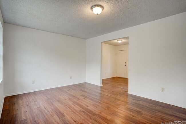 Foto del edificio - 724 Old Martindale Rd