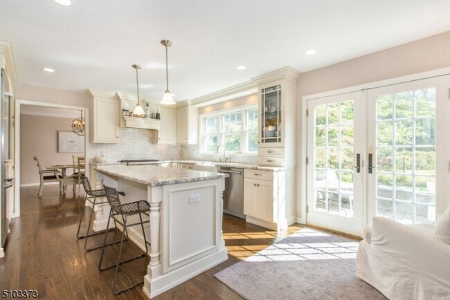 Building Photo - 5 Fieldstone Dr